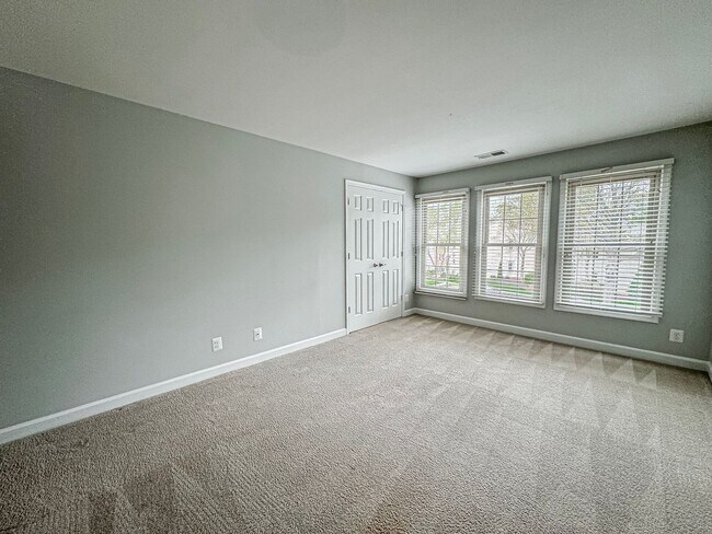 Building Photo - Fantastic 2 Bed 2.5 Bath Condo With A Spac...