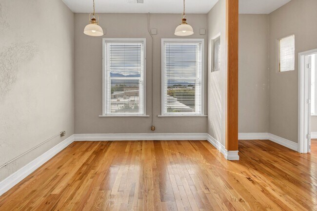 Building Photo - VINTAGE VAULT