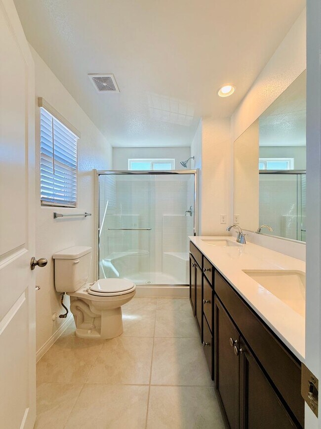 Building Photo - Stunning Home in the Desirable Cadence Community!