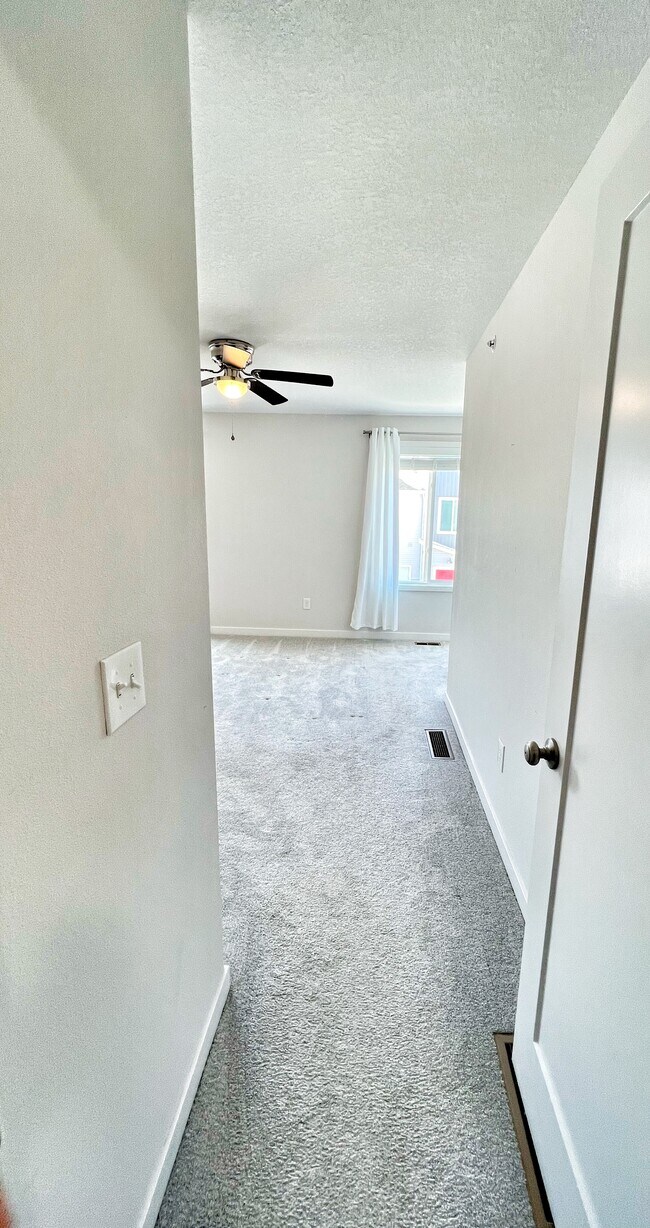 Building Photo - 327 NE Otter Dr