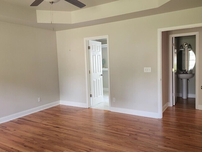 Building Photo - Lakeview Home!