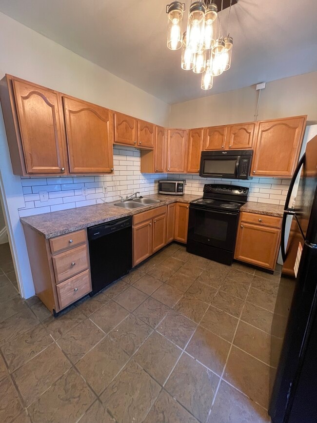 Kitchen - 400 Chittenden Ave