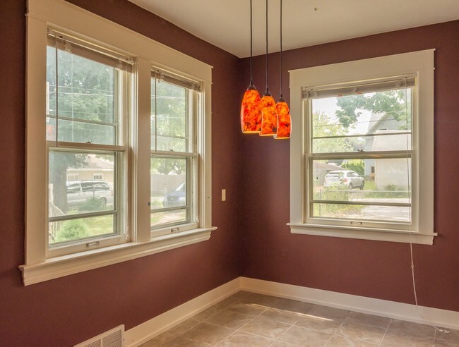 Building Photo - 52 Richards Ave NW