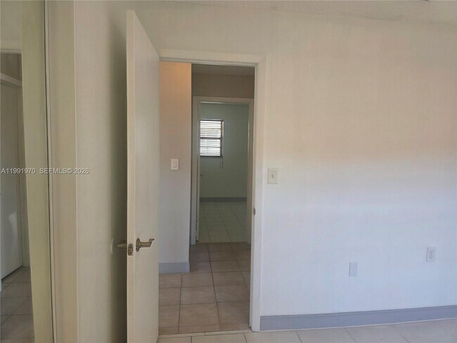 Building Photo - 2331 SW 31st Ave