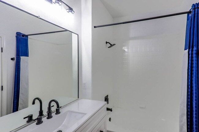 Building Photo - 3 Bed Condo In Gated West Side Community