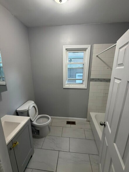 Building Photo - 17 Poe Ave