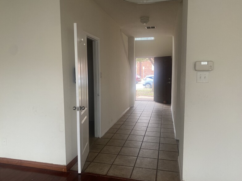 Building Photo - 2504 Kent Dr