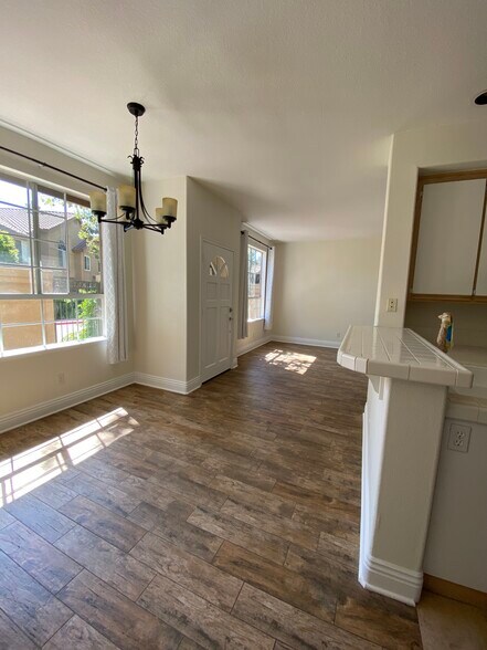 Building Photo - 14 Hillgate Pl