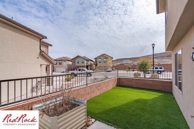 Building Photo - Adorable Stand Alone 4 Bedroom Corner Unit with Fully Fenced Backyard. Small Dogs Welcome.