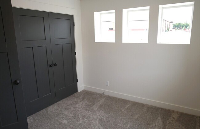 Building Photo - 421 E 200 N