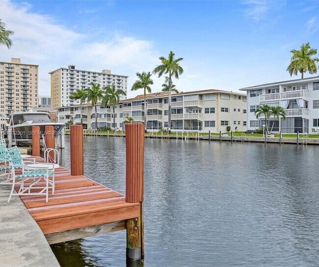 Building Photo - 501 Blue Heron Dr