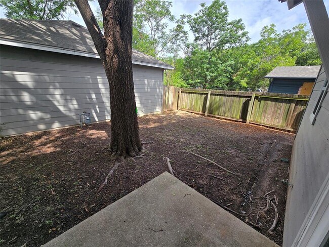 Building Photo - 1604 Singleton Ave