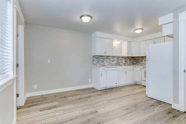 Building Photo - Ensign Ave Duplex