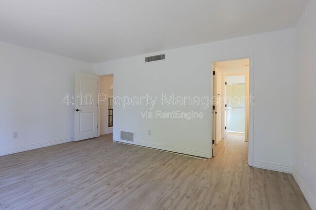 Building Photo - 951 E Leeward Ln