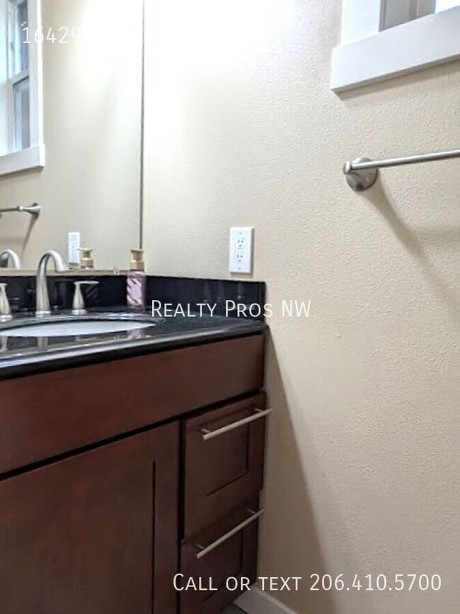 Building Photo - 16429 44th Ave W