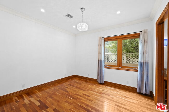 Building Photo - 9033 Cresta Dr