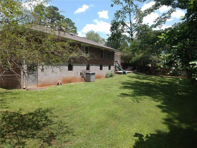 Building Photo - 2720 Birchwood Way SW