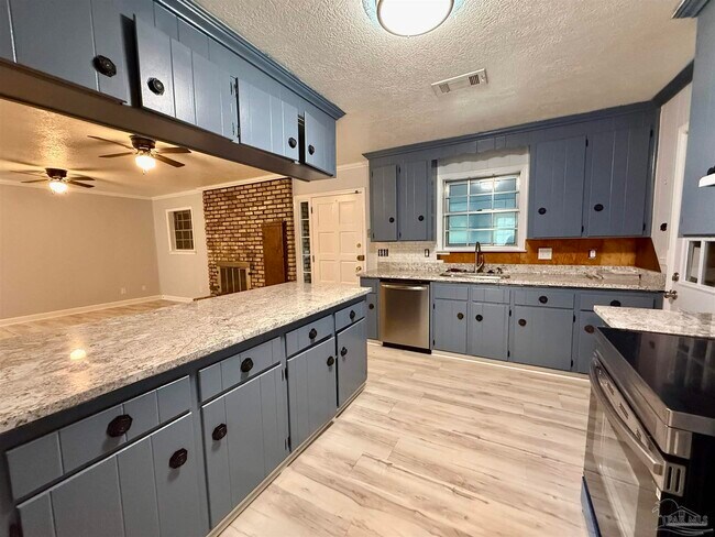 Building Photo - 9681 Pine Cone Dr