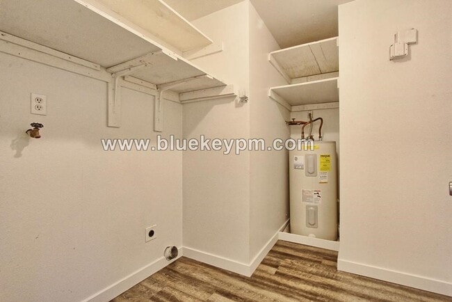 Building Photo - 2 Bed, 1 Bath Duplex with Fully Fenced Yard at SE Holgate Blvd and SE 70th Ave