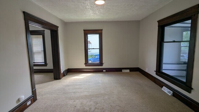 Building Photo - Spacious 5-bedroom, 1-bath home offers flexible living across multiple levels in Akron