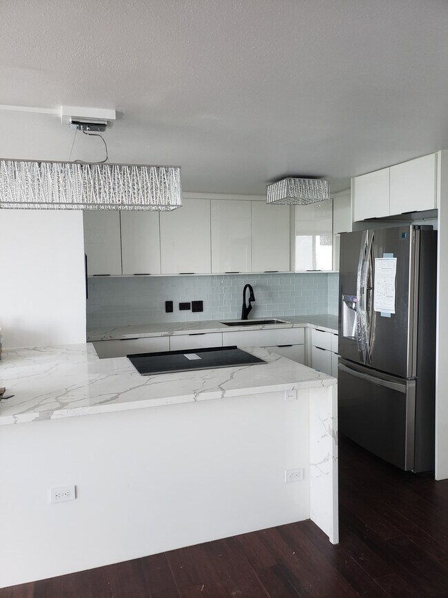 Building Photo - Beautifully Renovated 2 bedroom Penthouse ...