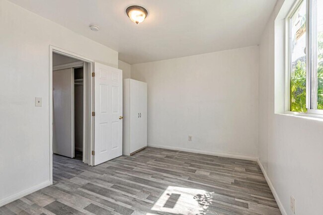 Building Photo - 847 W 43rd St