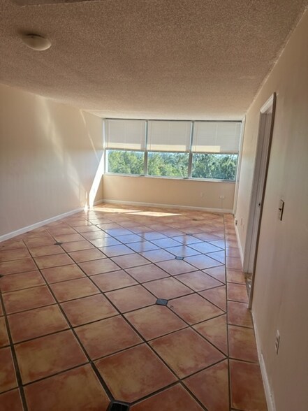 Building Photo - 1300 NE Miami Gardens Dr