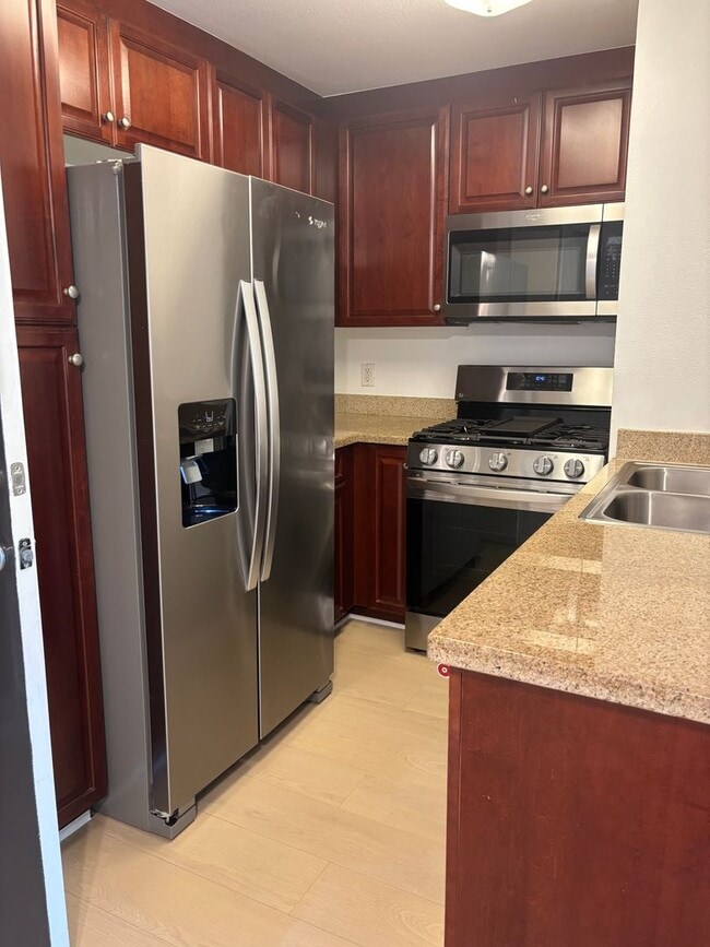 Building Photo - Amazing 1 Bedroom Condo at "The Met" Woodl...