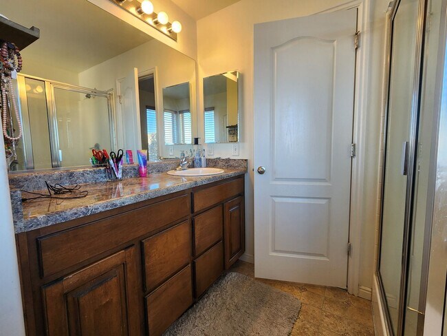 Building Photo - Great 5 Bed 2.5 Bath Home Newly Remodeled