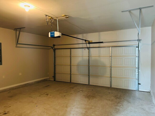 Building Photo - Beautiful 4 bedroom, 2.5 bathroom home In ...