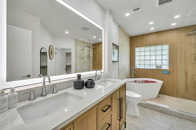 Building Photo - 1700 Marietta Dr