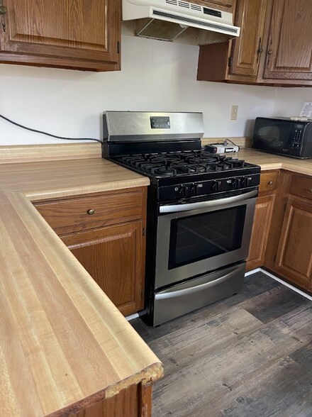 Building Photo - 2104 E Main St