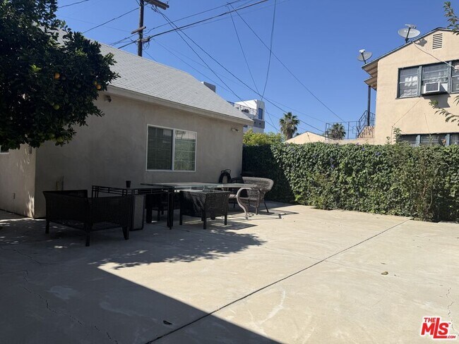 Building Photo - 14213 Califa St