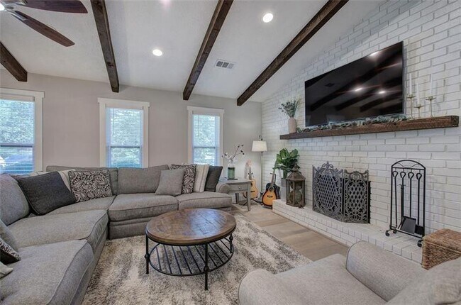 Building Photo - 3410 Holliglen Dr