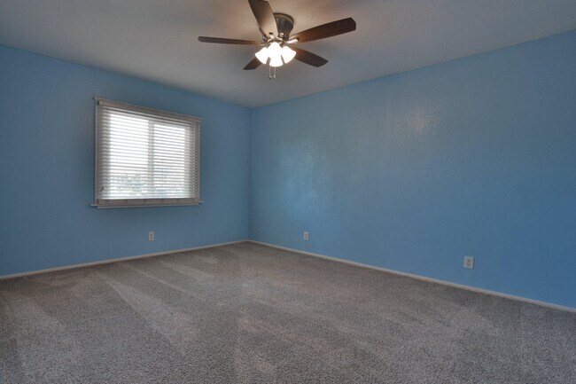 Building Photo - 815 7th St