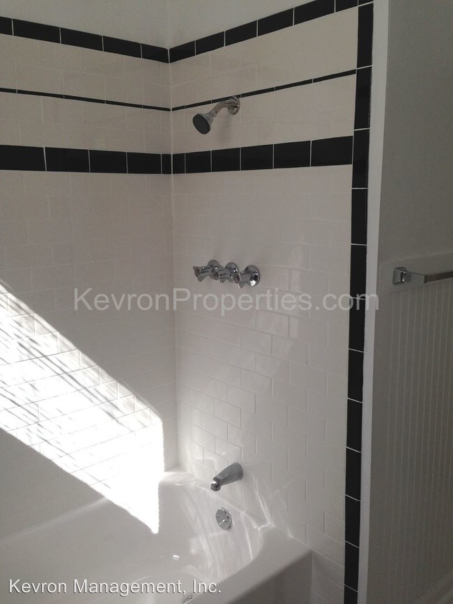 Building Photo - 3 br, 1 bath Apartment - 1563 Poplar Avenue