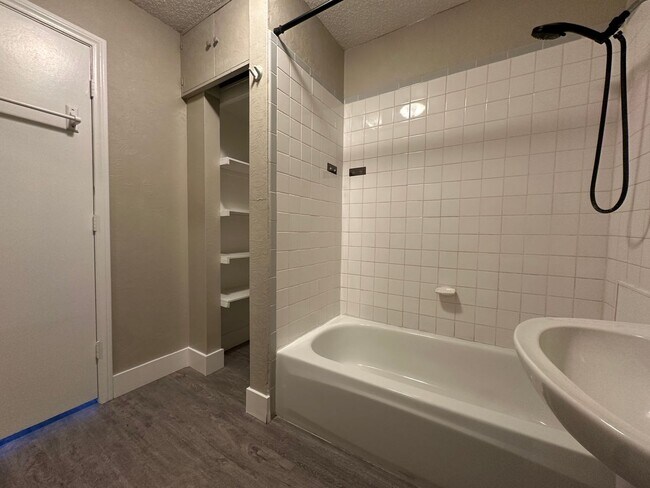 Building Photo - 2 Bedroom Upstairs Condo with Bonus Room Near UNLV!
