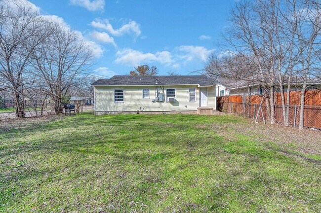 Building Photo - Cozy 2 BD 1 BA Home in Waco