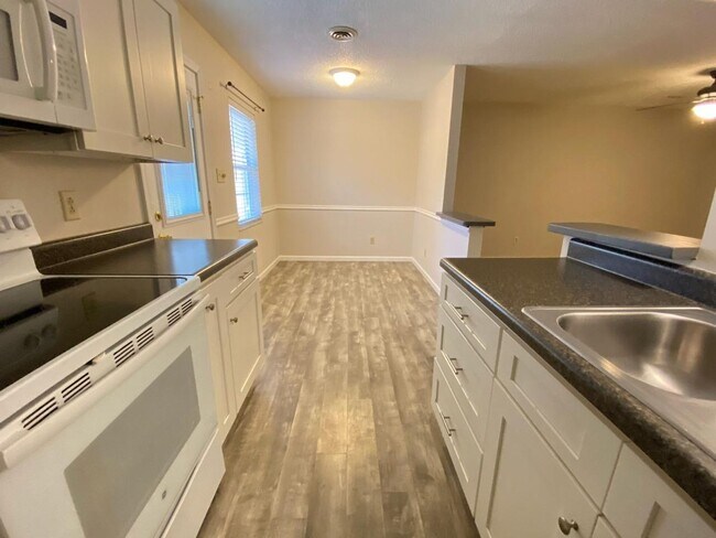Building Photo - AWESOME 2 BEDROOM CONDO IN PARKWAY HEIGHTS...