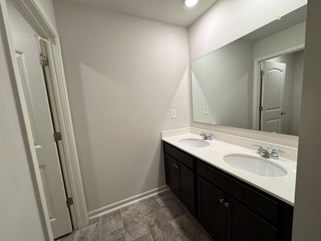 Building Photo - Spacious Like New 5 Bedroom 3 Bath Home in...