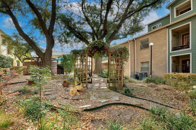 Building Photo - 2104 Cullen Ave