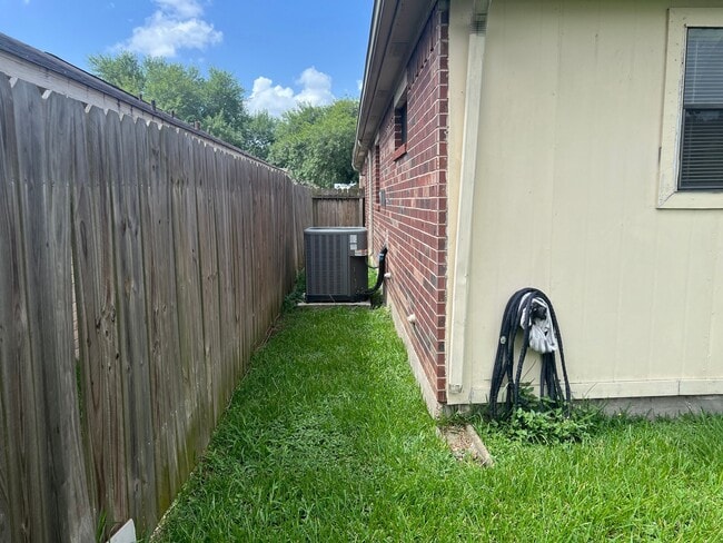 Building Photo - 5618 Village Arbour Dr