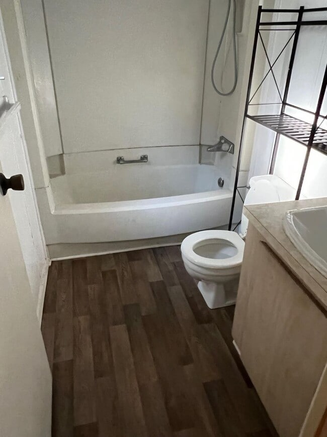 Building Photo - Springfield Riverfront Home