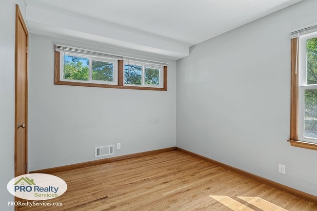 Building Photo - 3 Bedroom Home in Bloomington