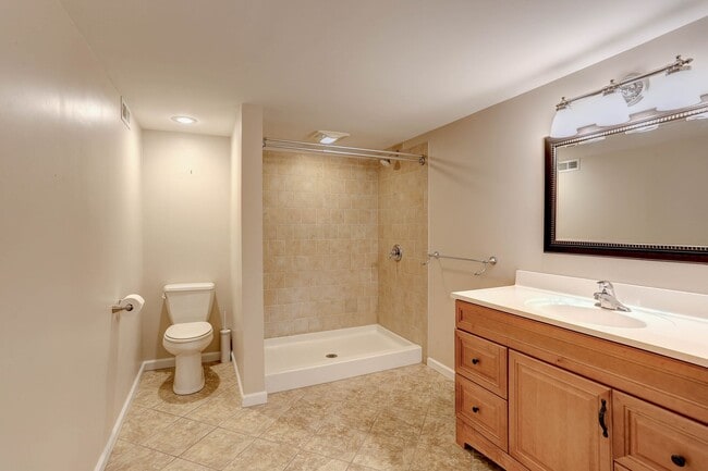 Building Photo - 4 Bedroom 2 Bath Hanover Home w- 2-Car Gar...