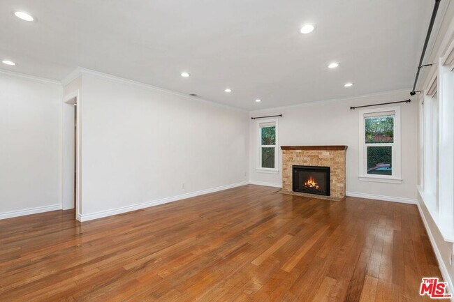 Building Photo - 828 N Crescent Heights Blvd
