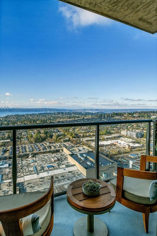 Building Photo - 3Bd/2.5Ba Bellevue Condo