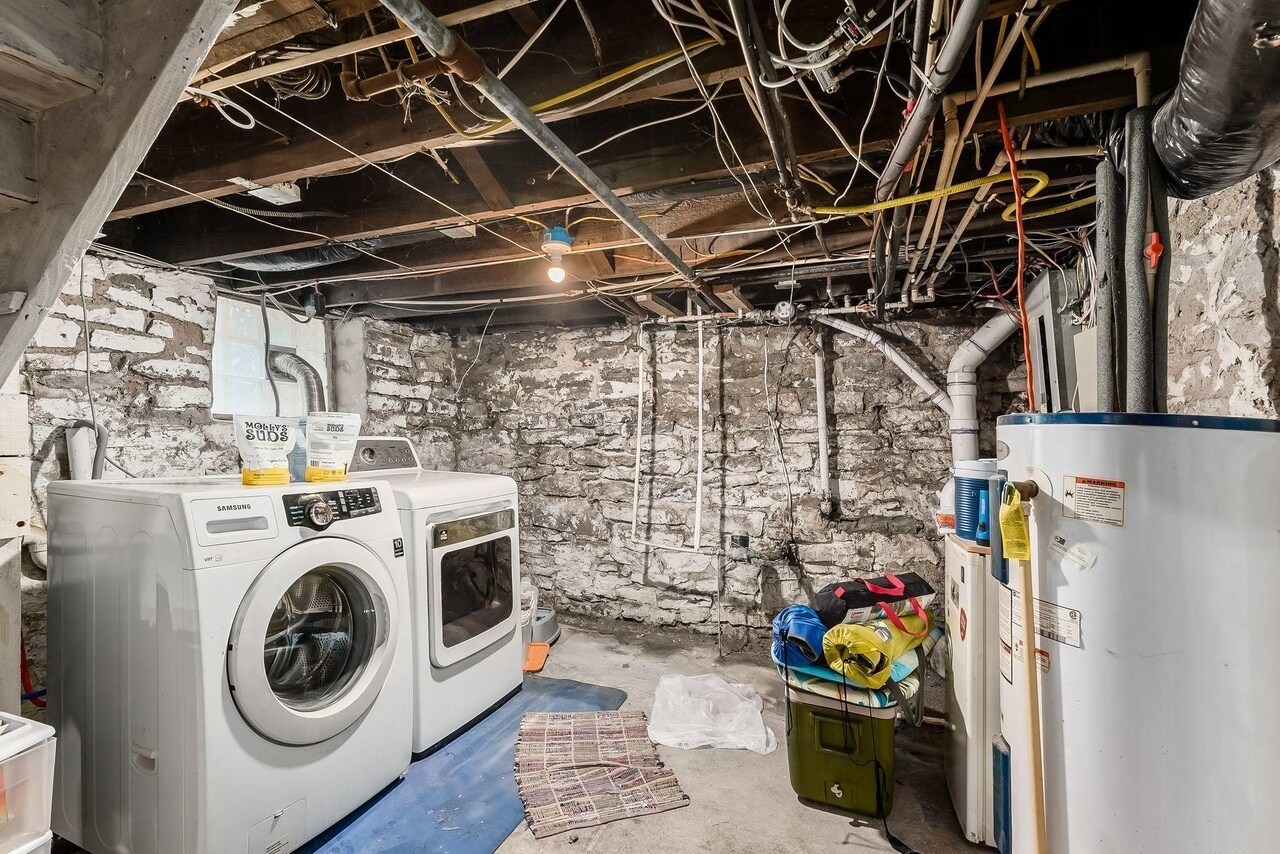 Building Photo - 397 Stoddart Ave