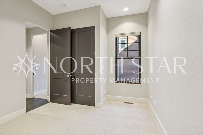 Building Photo - Luxury Living in the Heart of Lake Oswego: Stylish 3-Story Townhouse