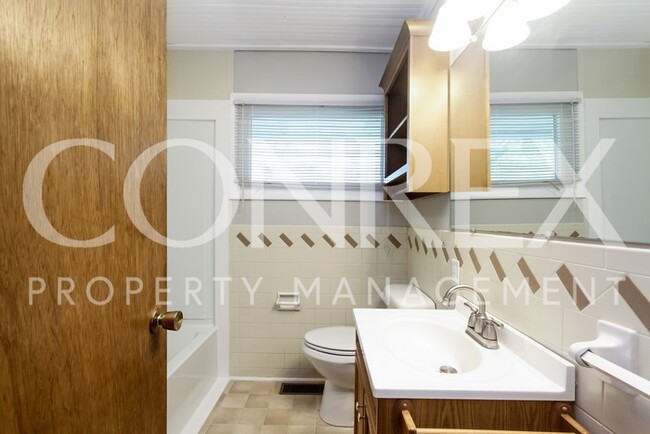 Building Photo - Spacious 3 Bedroom in Great Location